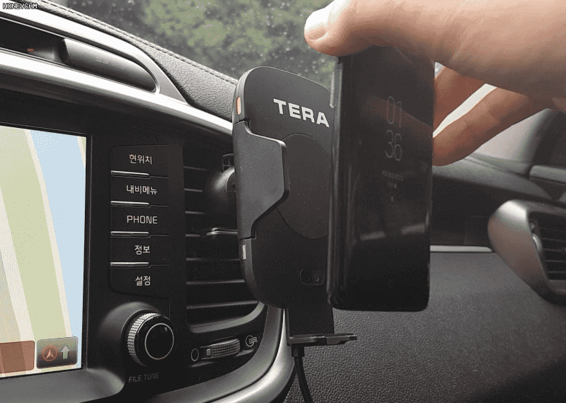 Беспроводное зарядное устройство для автомобилей с функцией автоматического зажима