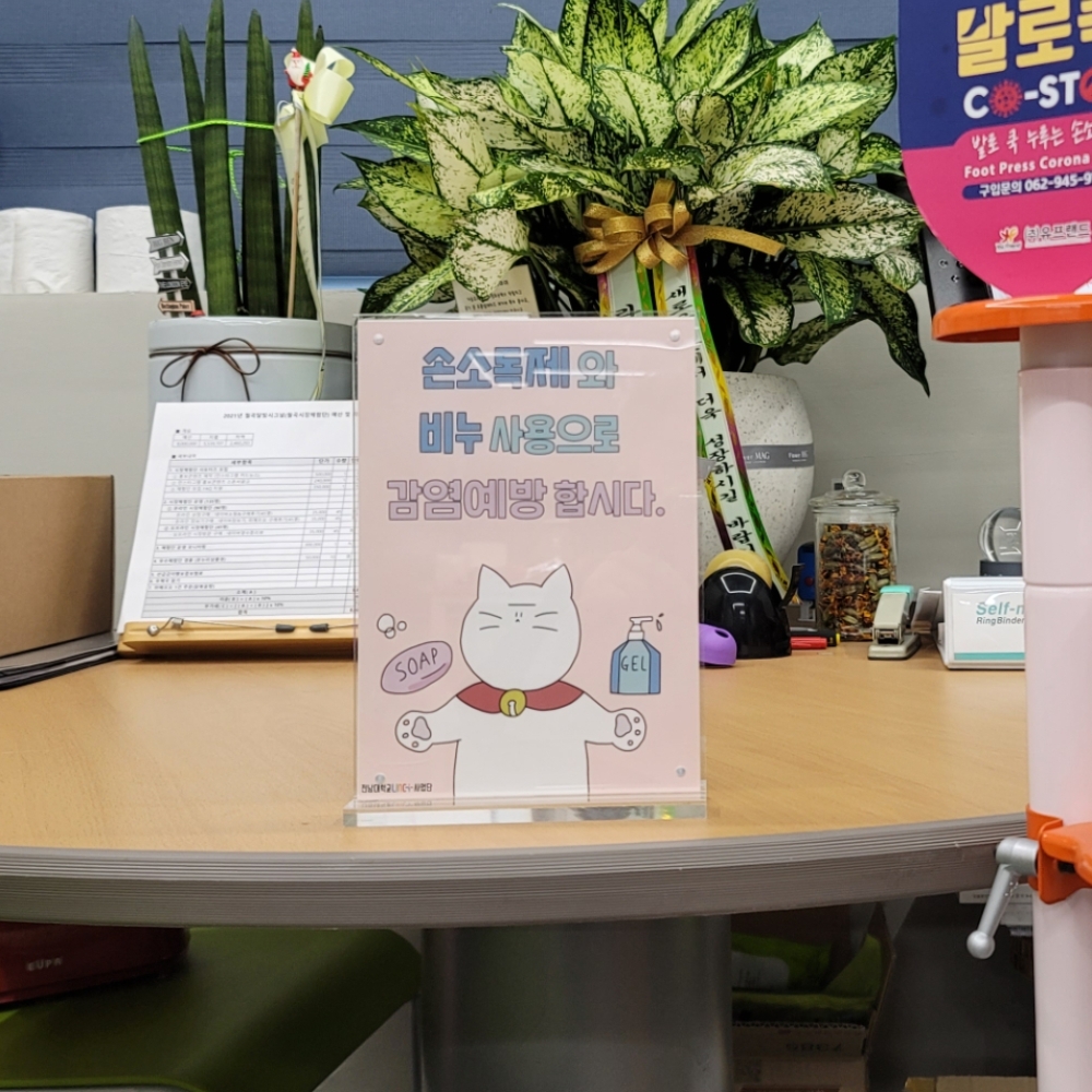 휠로어린이기구 전시장식 메모리얼스탠드 포토프레임스탠드 서랍형스탠드 모던스탠드 독서용스탠드 독서등 고급자석식사무용스탠드 악세사리수납함 세로스탠드 세로 꽂이 A5 아크릴 T자형 스탠드