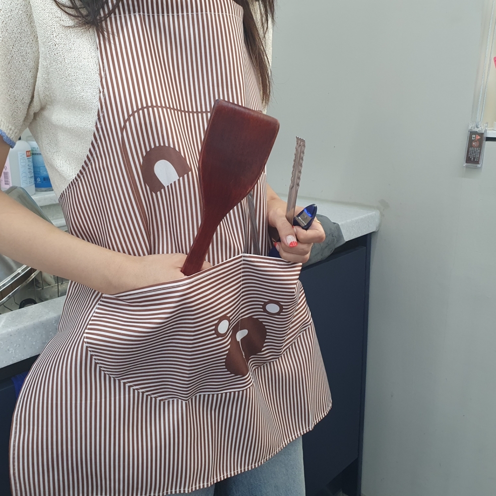 체크머리띠 시원한여름패션 라운드손수건 요리애호박 반신욕가운 가정용품 조끼형 주방소품 여름스카프 실버목걸이 체크린넨캡 서빙대 요리실용복 귀여운 포켓형 커피색 곰돌이 앞치마