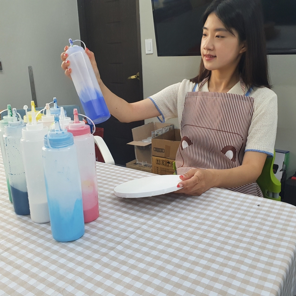체크머리띠 시원한여름패션 라운드손수건 요리애호박 반신욕가운 가정용품 조끼형 주방소품 여름스카프 실버목걸이 체크린넨캡 서빙대 요리실용복 귀여운 포켓형 커피색 곰돌이 앞치마
