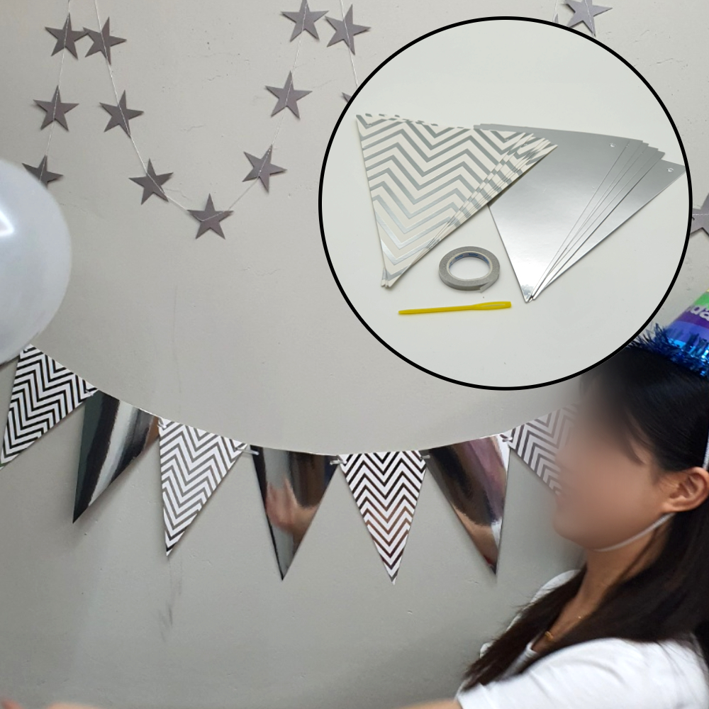 일자형책상 가정용선물 생일장식 생일파티환영메시지 은색장식 대나무장식 남자친구선물 사무실선물 인테리어가구 리본장식 책상가구 이벤트파티용품 호텔장식 이벤트 파티 실버 세모 가랜드