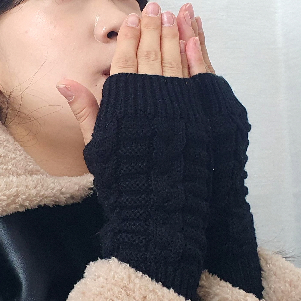 온모임 손춤 차콜핸드워머 손등워머 손목보호기 블랙암워머 겨울용품 겨울손보호기 핸드웜손토시 슬림손목워머 가을암워머 니트핸드워머블랙 추운날핸드워머 니트 손토시 꽈배기 블랙 핸드워머