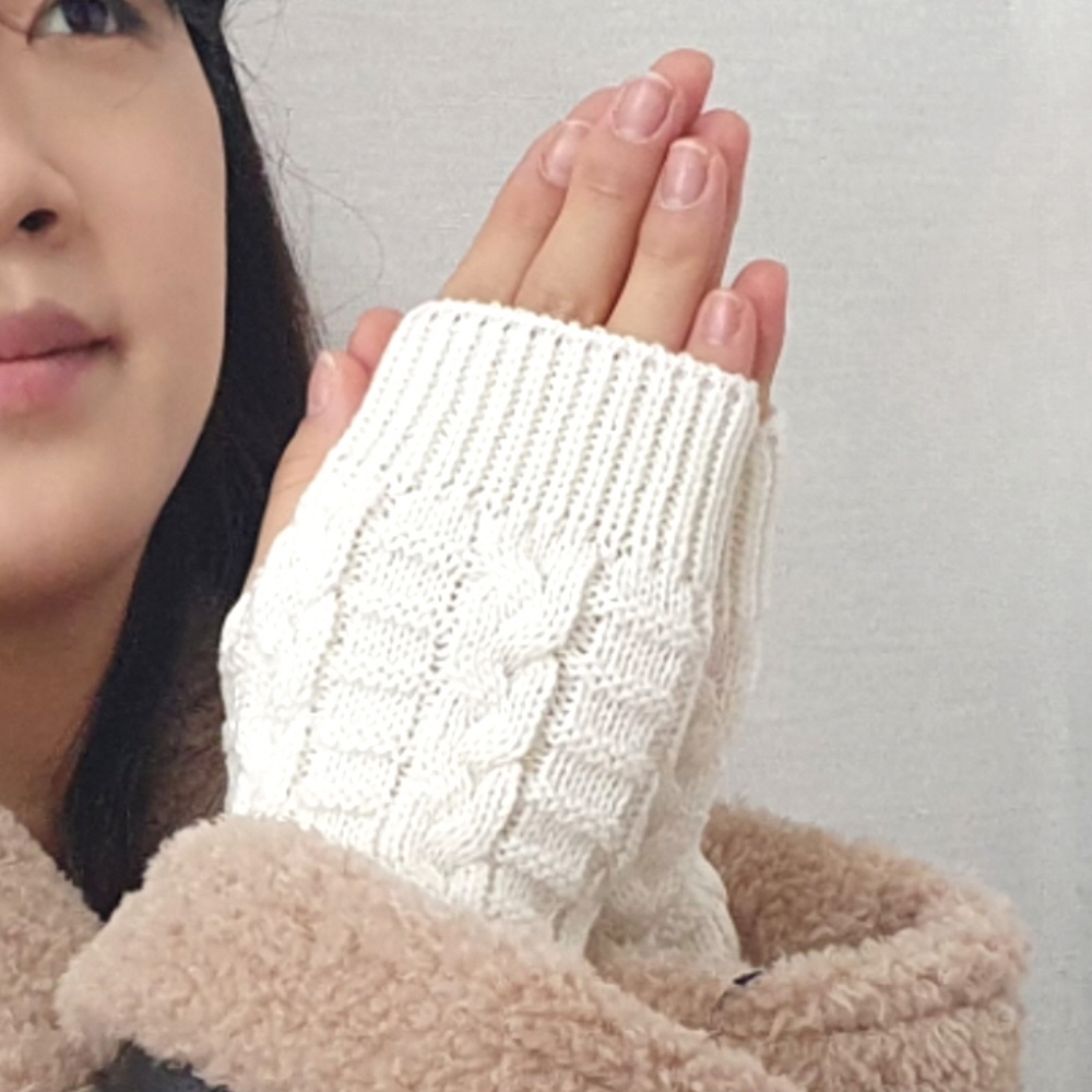 겨울용품 겨울패션 겨울손보호기 스트리트패션핸드워머 화이트핸드워머 폴란드핸드워머 니트손심워머 추운날핸드워머 베이지손토시 슬림손목워머 니트손토시 손토시 꽈배기 화이트 니트 핸드워머
