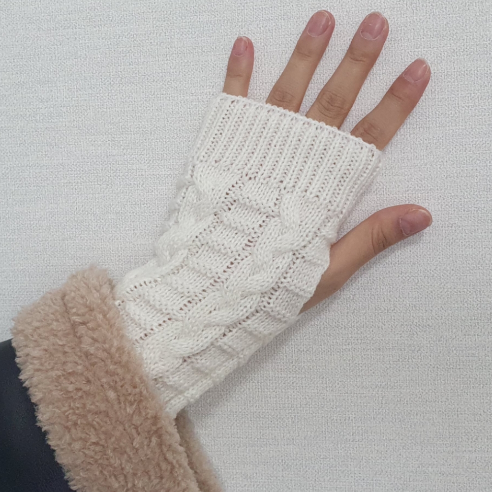 겨울용품 겨울패션 겨울손보호기 스트리트패션핸드워머 화이트핸드워머 폴란드핸드워머 니트손심워머 추운날핸드워머 베이지손토시 슬림손목워머 니트손토시 손토시 꽈배기 화이트 니트 핸드워머