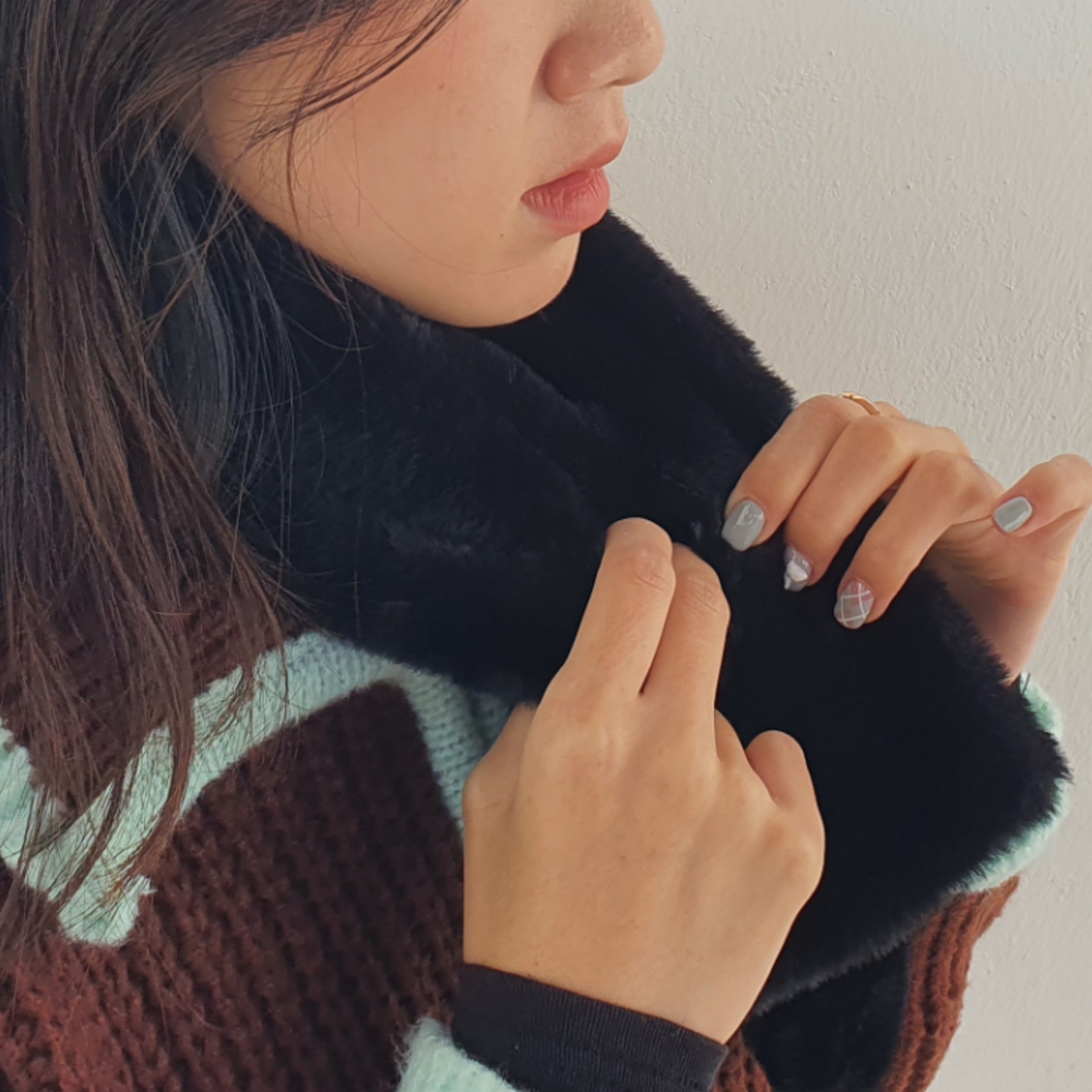 체크머플러 캐주얼목도리 목에걸치는머플러 페이크퍼머플러 모자 어깨숄머플러 포근머플러 네이비어깨숄머플러 후드머플러 빈티지머플러 여성용패션아이템 미니 페이크퍼 목도리 블랙 머플러