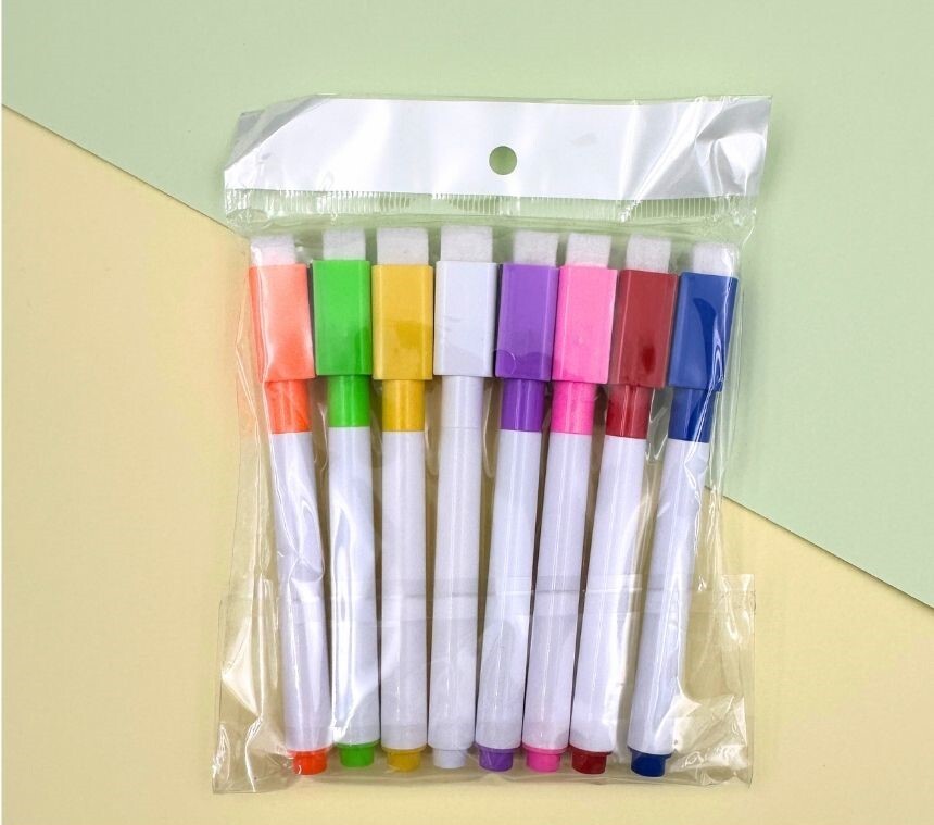 화이트보드에 필기 후 지우개로 지우는 장면