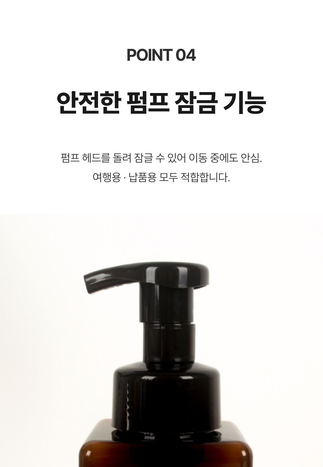 세련된 욕실용품인 브라운 사각용기와 타월 등 소품이 함께 연출된 모습.