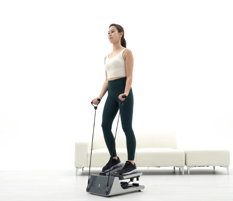 ST7 스텝퍼 튜빙밴드 활용 전신 운동 자세 측면 모습