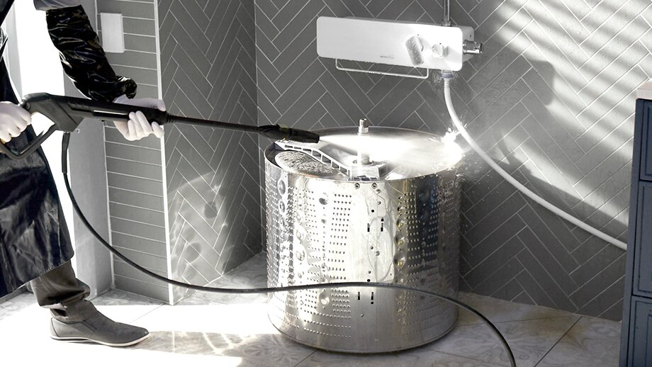 LG 가전 케어 전문가가 세탁기를 관리하는 모습.