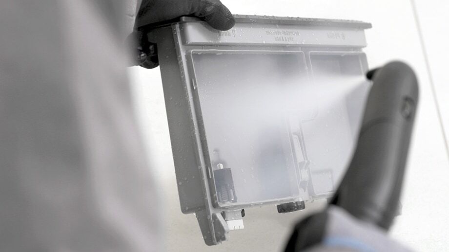 LG 가전 케어 전문가가 스팀케어하는 모습.