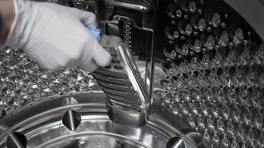 LG 가전 케어 전문가가 필터 교체하는 모습.