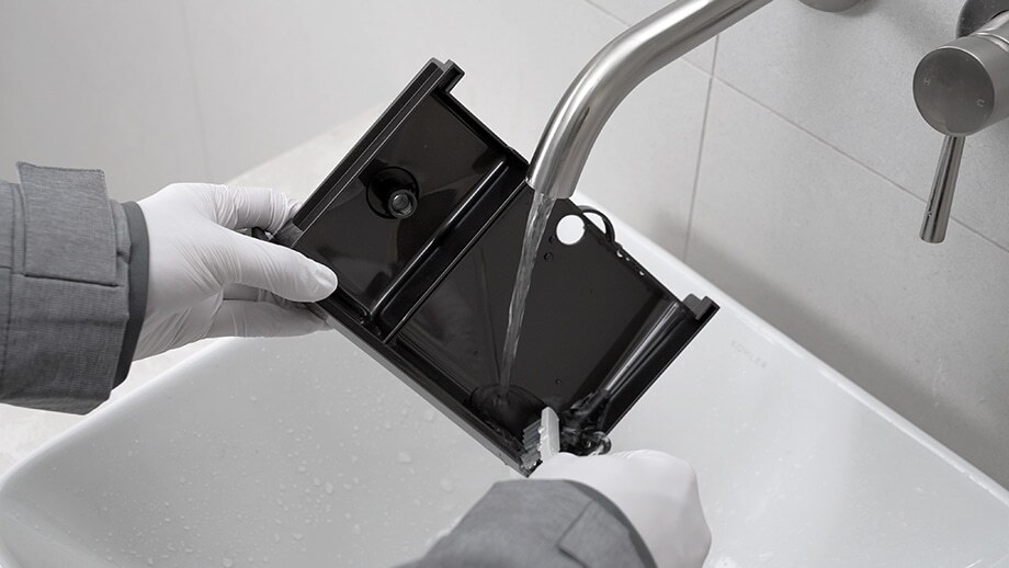 LG 가전 케어 전문가가 세제함 세척하는 모습.