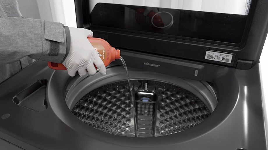 LG 가전 케어 전문가가 통살균 세척 및 내외부 클리닝 하는 모습.