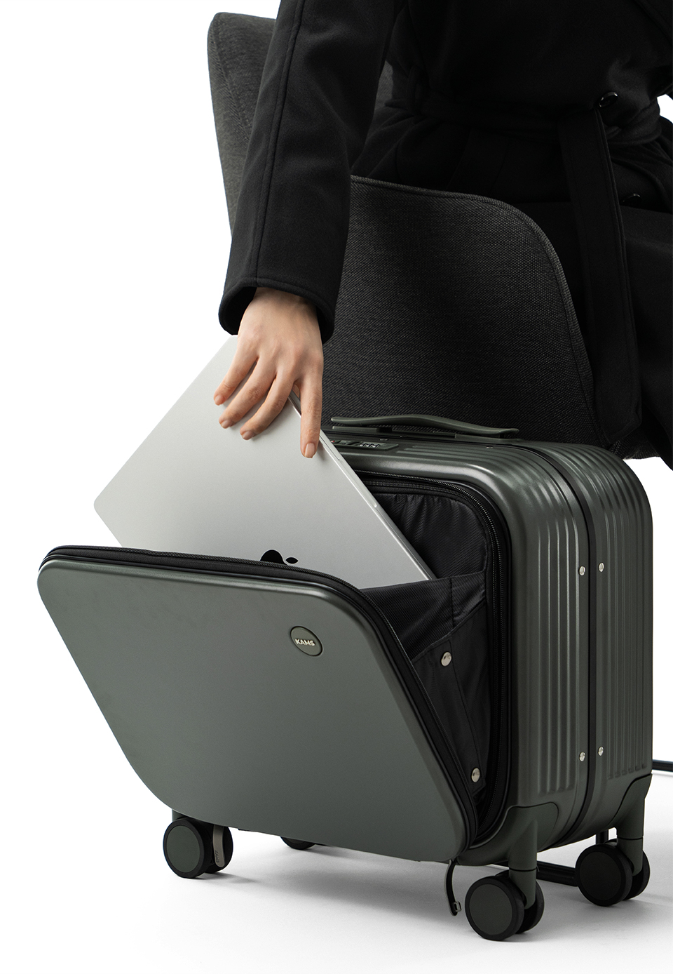 노트북꺼내는장면