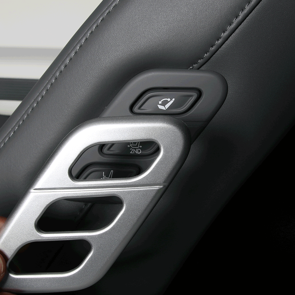 02_ev9_seat_walkin_cover_02_230918.gif
